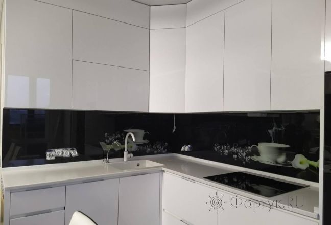 Фартук для кухни фото: белые цветы, чашки на черном фоне, заказ #ИНУТ-7619, Белая кухня. Изображение 247616