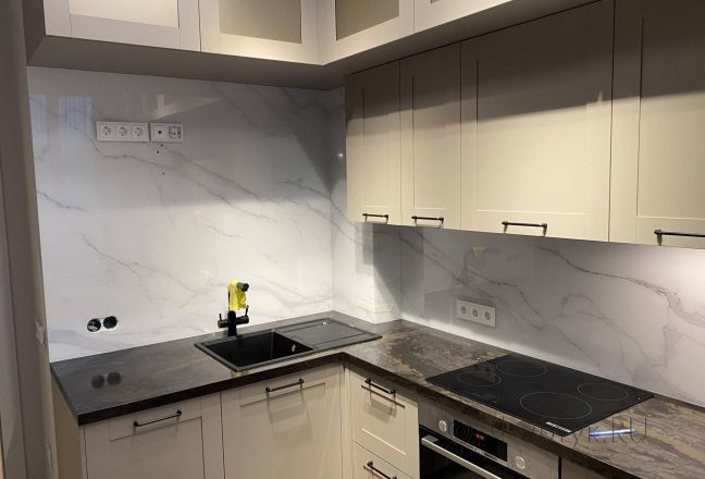 Фартук с фотопечатью фото: белый мраморный фон, заказ #КРУТ-4093, Коричневая кухня. Изображение 347812