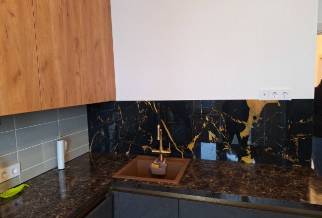 Стеновая панель фото: ерный мрамор portoro с золотыми прожилками, заказ #ИНУТ-18065, Серая кухня. Изображение 348520