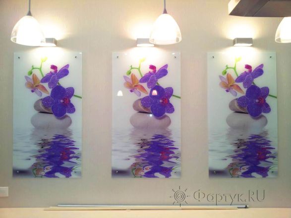 Скинали для кухни фото: фиолетовые орхидеи отражающиеся в воде., заказ #SK-710, Зеленая кухня.