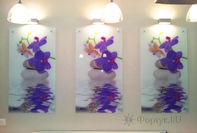 Скинали для кухни фото: фиолетовые орхидеи отражающиеся в воде., заказ #SK-710, Зеленая кухня.
