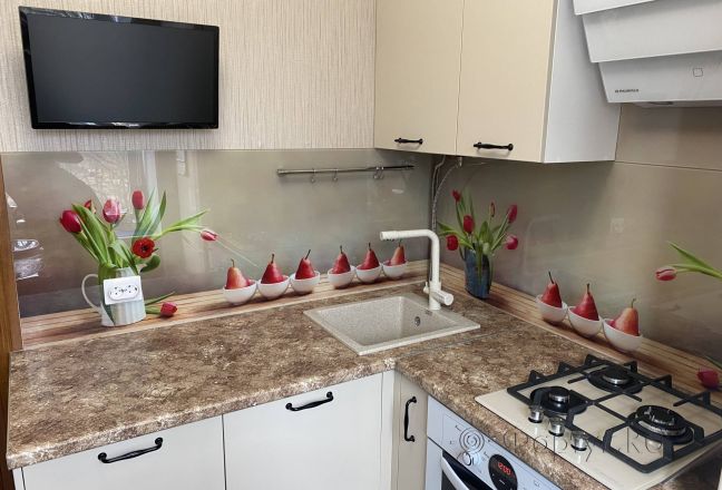 Фартук для кухни фото: красные тюльпаны и чаши с грушами, заказ #КРУТ-3234, Белая кухня. Изображение 198270