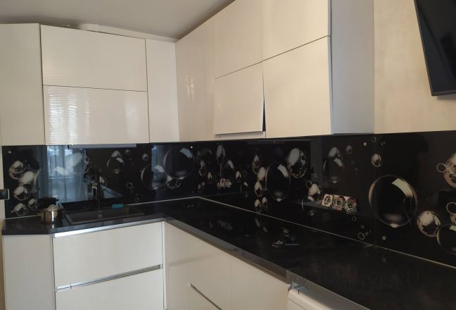 Фартук для кухни фото: мыльные пузыри на черном фоне, заказ #ИНУТ-9124, Белая кухня. Изображение 208624
