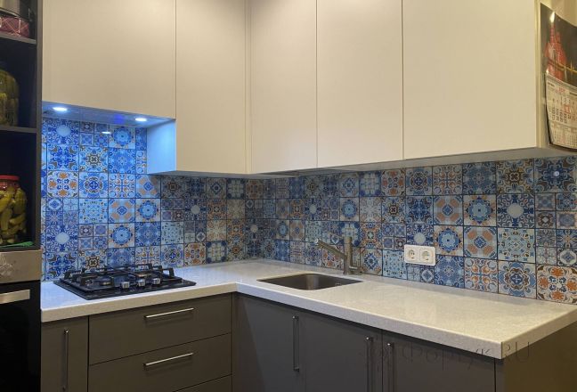 Стеновая панель фото: плитка с марокканским узором, заказ #КРУТ-2828, Серая кухня. Изображение 347940