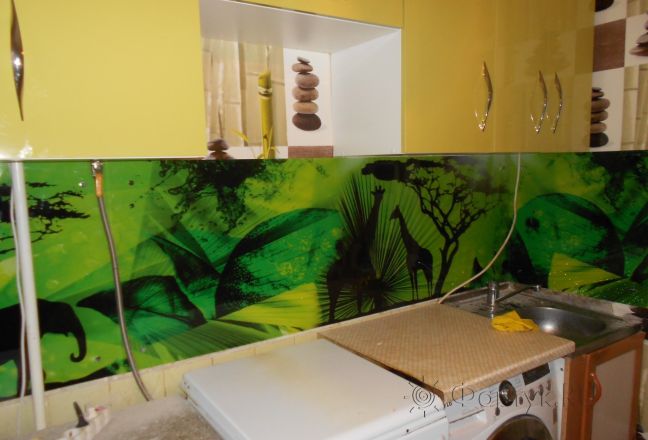 Скинали для кухни фото: тени животных на зеленом фоне, заказ #УТ-2308, Желтая кухня. Изображение 147100