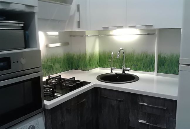 Фартук для кухни фото: зеленая трава на белом фоне, заказ #КРУТ-295, Белая кухня. Изображение 111432