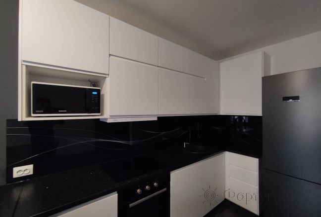 Фартук для кухни фото: абстрактная волна на черном фоне, заказ #КРУТ-3125, Белая кухня.