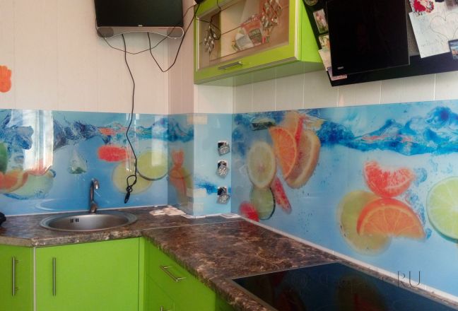 Скинали для кухни фото: апельсин, лимон и лайм в воде, заказ #ИНУТ-663, Зеленая кухня. Изображение 185014