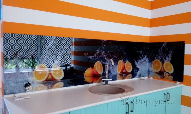 Стеклянная фото панель: апельсины и брызги воды, заказ #ГМУТ-172, Синяя кухня.
