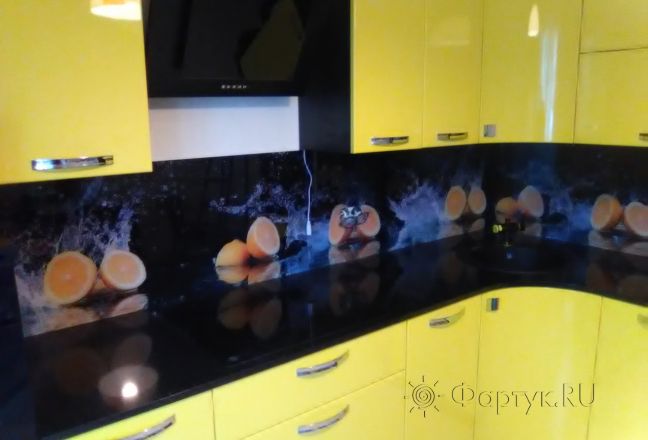 Скинали для кухни фото: апельсины в брызгах воды, заказ #УТ-967, Желтая кухня. Изображение 132256