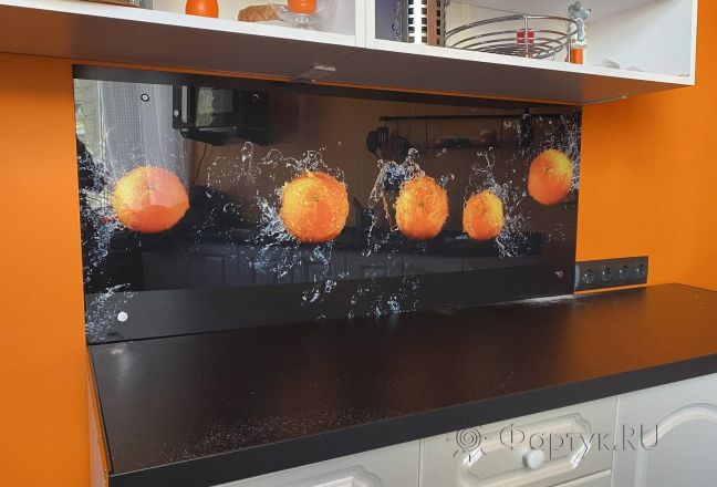 Фартук для кухни фото: апельсины в брызгах воды, заказ #КРУТ-3133, Белая кухня. Изображение 180982