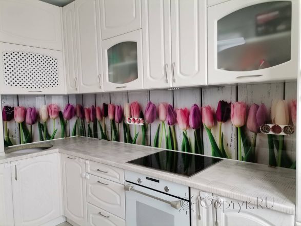 Фартук для кухни фото: ароматные тюльпанчики на фоне белых деревянных досок, заказ #ИНУТ-8599, Белая кухня.