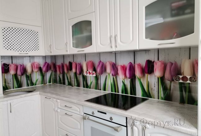 Фартук для кухни фото: ароматные тюльпанчики на фоне белых деревянных досок, заказ #ИНУТ-8599, Белая кухня. Изображение 278474