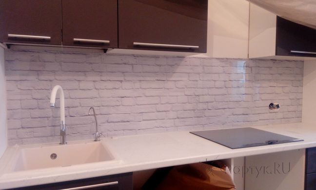 Фартук с фотопечатью фото: белая кирпичная кладка, заказ #ИНУТ-1122, Коричневая кухня.