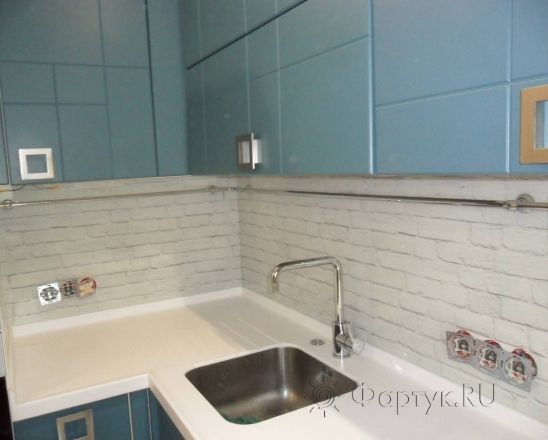 Стеклянная фото панель: белая кирпичная стена, заказ #SN-158, Синяя кухня.