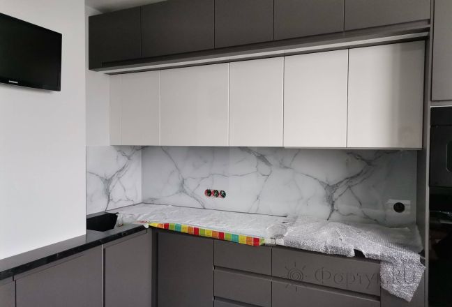 Стеновая панель фото: белая мраморная текстура с натуральным рисунком, заказ #ИНУТ-11260, Серая кухня.