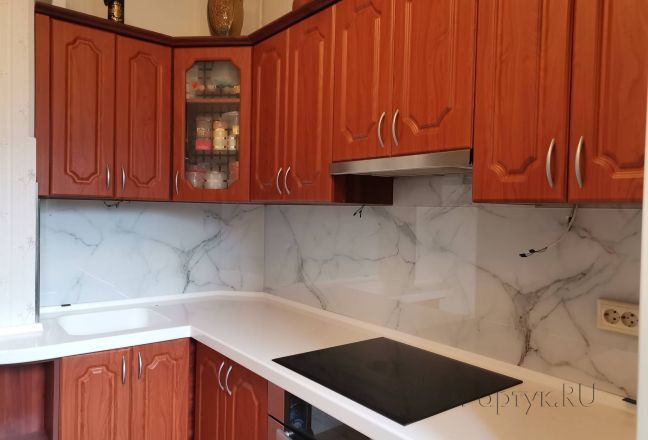 Фартук с фотопечатью фото: белая мраморная текстура с натуральным рисунком, заказ #ИНУТ-13251, Коричневая кухня. Изображение 334642