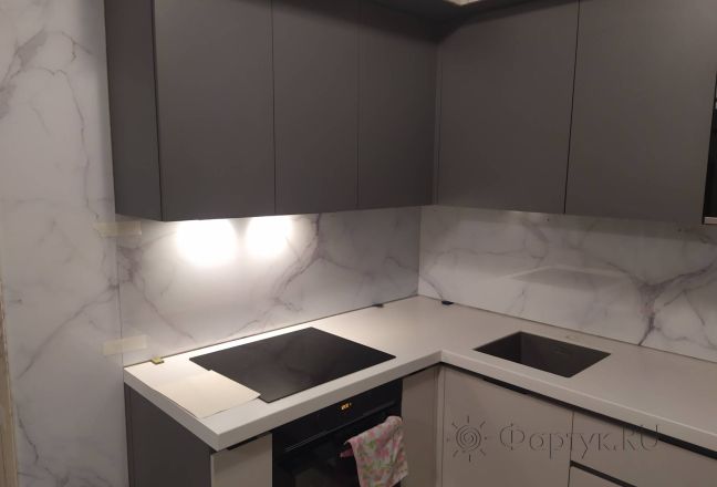 Стеновая панель фото: белая мраморная текстура с натуральным рисунком, заказ #ИНУТ-13672, Серая кухня. Изображение 334642