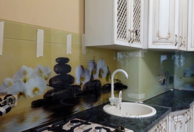 Фартук для кухни фото: белая орхидея на камнях с отражением в воде, заказ #ГМУТ-699, Белая кухня. Изображение 201064
