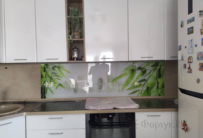 Фартук для кухни фото: белые камни и бамбук на воде, заказ #ИНУТ-11417, Белая кухня. Изображение 278058