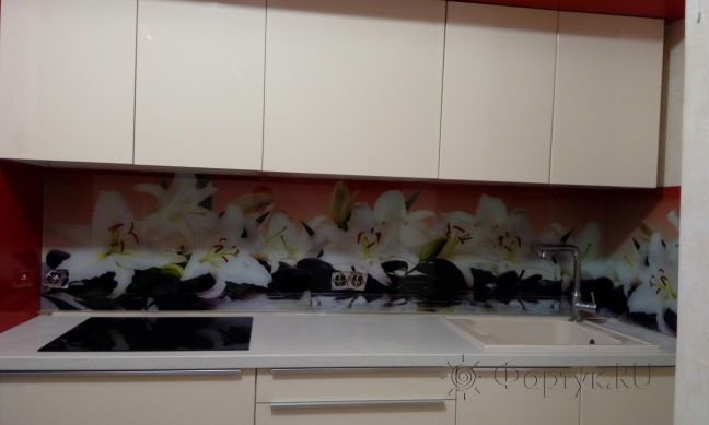 Фартук для кухни фото: белые лилии на черных камнях, заказ #УТ-1525, Белая кухня.
