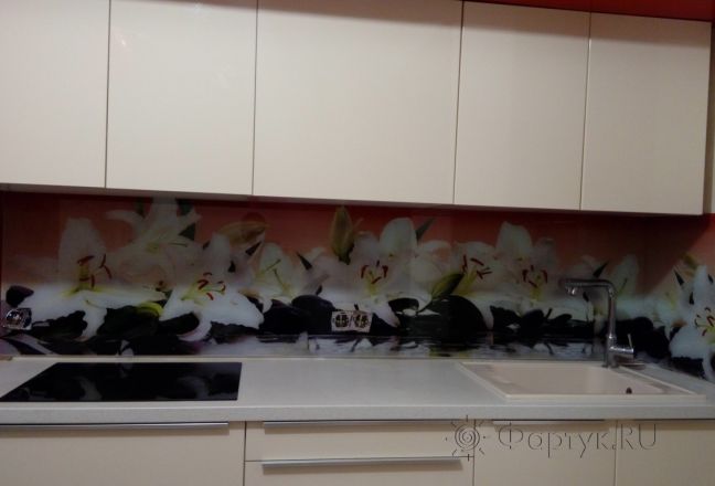 Фартук для кухни фото: белые лилии на черных камнях, заказ #УТ-1525, Белая кухня. Изображение 185614