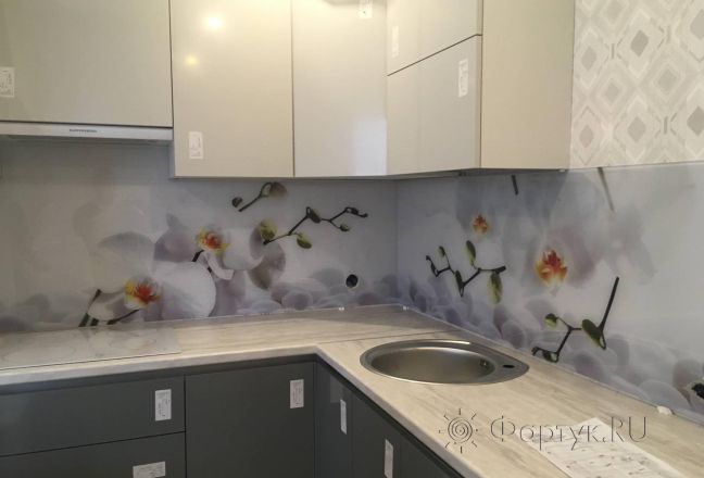 Стеновая панель фото: белые орхидеи, заказ #КРУТ-1303, Серая кухня. Изображение 204778
