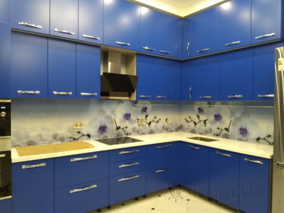 Стеклянная фото панель: белые орхидеи, заказ #ИНУТ-7748, Синяя кухня.