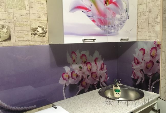 Фартук с фотопечатью фото: белые орхидеи и жемчужные бусы на темном фоне, заказ #КРУТ-299, Коричневая кухня. Изображение 199536