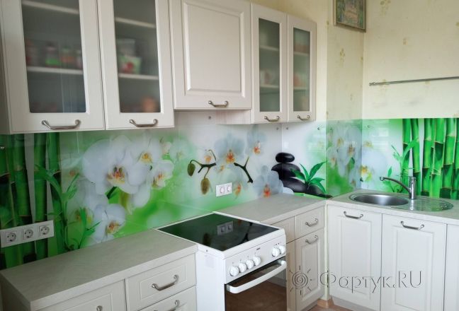 Фартук для кухни фото: белые орхидеи, камни спа и зеленый тростник, заказ #КРУТ-3859, Белая кухня. Изображение 300618