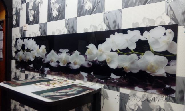 Скинали фото: белые орхидеи на черном фоне, заказ #ИНУТ-570, Черная кухня.