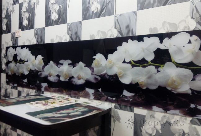Скинали фото: белые орхидеи на черном фоне, заказ #ИНУТ-570, Черная кухня. Изображение 198380