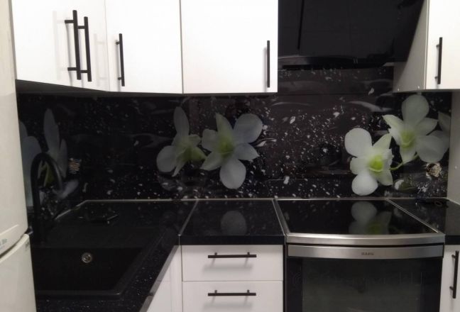 Фартук для кухни фото: белые орхидеи на черном фоне, заказ #ИНУТ-5321, Белая кухня. Изображение 199568