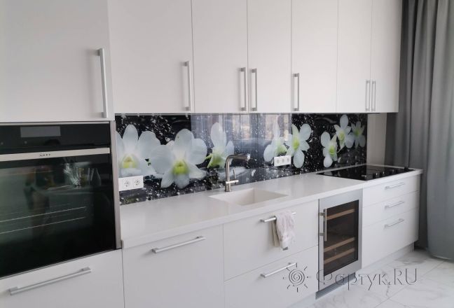 Фартук для кухни фото: белые орхидеи на черном фоне с каплями воды, заказ #ИНУТ-9778, Белая кухня. Изображение 199568