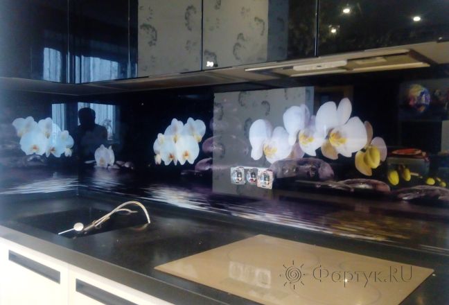 Скинали фото: белые орхидеи на камнях с отражением в воде, заказ #ИНУТ-1023, Черная кухня. Изображение 201106