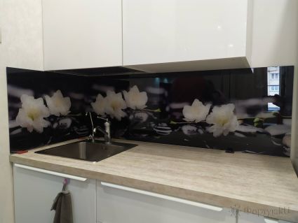 Фартук для кухни фото: белые цветы и черные камни , заказ #ИНУТ-6248, Белая кухня.