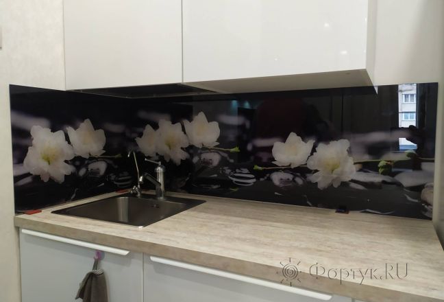 Фартук для кухни фото: белые цветы и черные камни , заказ #ИНУТ-6248, Белая кухня. Изображение 244942