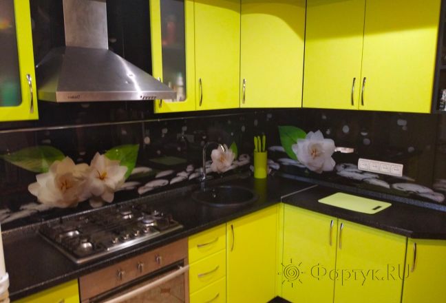 Скинали для кухни фото: белые цветы и черные камни , заказ #ИНУТ-6279, Зеленая кухня. Изображение 185952