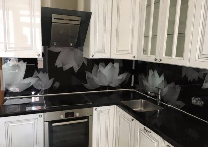 Фартук для кухни фото: белые цветы на черном фоне, заказ #УТ-2159, Белая кухня.