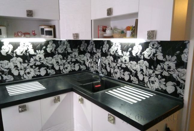Фартук для кухни фото: белые цветы на черном фоне, заказ #ИНУТ-644, Белая кухня.