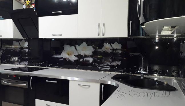 Скинали фото: белые цветы на черном фоне, заказ #ИНУТ-2562, Черная кухня.
