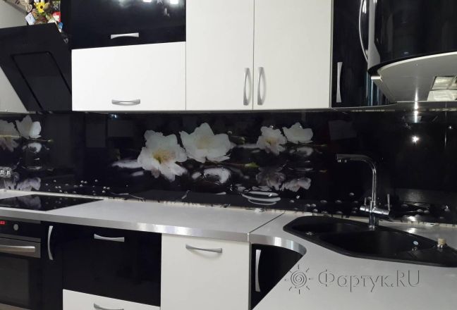 Скинали фото: белые цветы на черном фоне, заказ #ИНУТ-2562, Черная кухня. Изображение 246680