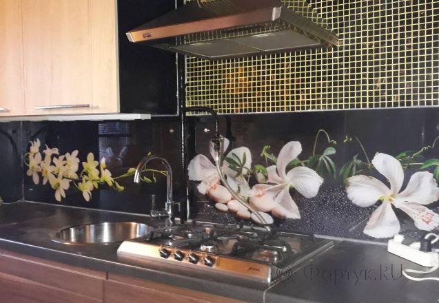 Фартук с фотопечатью фото: белые цветы на черном фоне, заказ #ИНУТ-2781, Коричневая кухня.