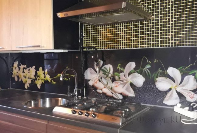 Фартук с фотопечатью фото: белые цветы на черном фоне, заказ #ИНУТ-2781, Коричневая кухня. Изображение 204690