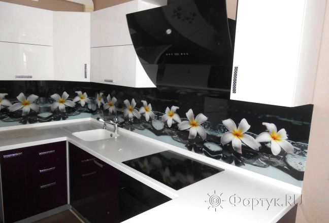 Скинали фото: белые цветы на черных камнях, заказ #S-341, Черная кухня.