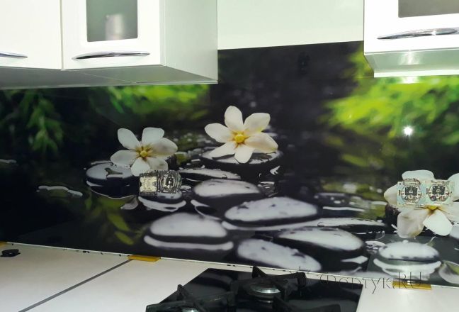 Фартук для кухни фото: белые цветы на черных камнях, заказ #ИНУТ-2864, Белая кухня. Изображение 248854