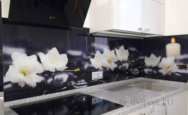 Фартук для кухни фото: белые цветы на черных камнях, заказ #ИНУТ-2725, Белая кухня.