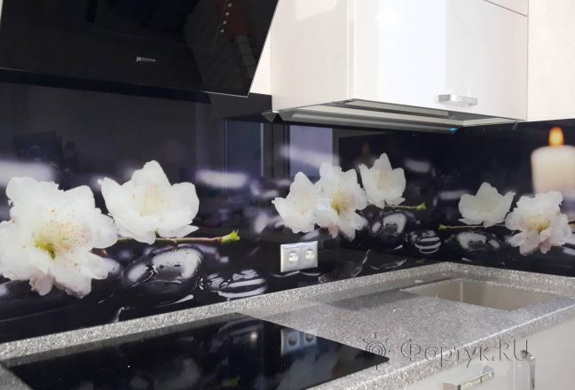Фартук для кухни фото: белые цветы на черных камнях, заказ #ИНУТ-2725, Белая кухня. Изображение 244942