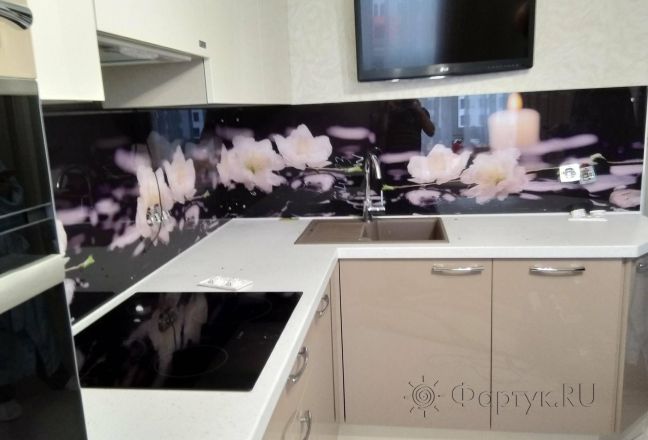 Фартук с фотопечатью фото: белые цветы на черных камнях, заказ #ИНУТ-4493, Коричневая кухня. Изображение 244942