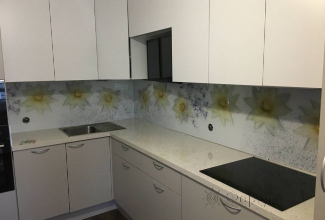 Стеновая панель фото: белые цветы в воде, заказ #КРУТ-2360, Серая кухня. Изображение 278070